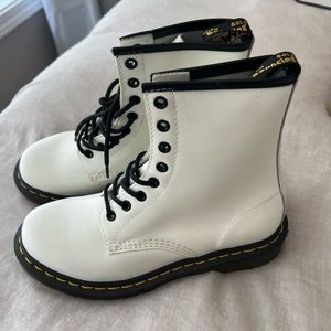 WHITE LEATHER DOC MARTENS